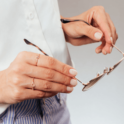 anel-ouro-dezoito-kilates-ametista-pedras-brasileiras-ambientada-modelo-joiasgold