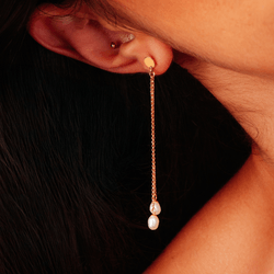 brinco-ouro-dezoito-kilates-meia-bola-achatada-perolas-penduradas-modelo-joiasgold