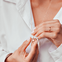 pingente-ouro-dezoito-kilates-coracao-trabalhado-coracao-liso-pendurado-modelo-joiasgold